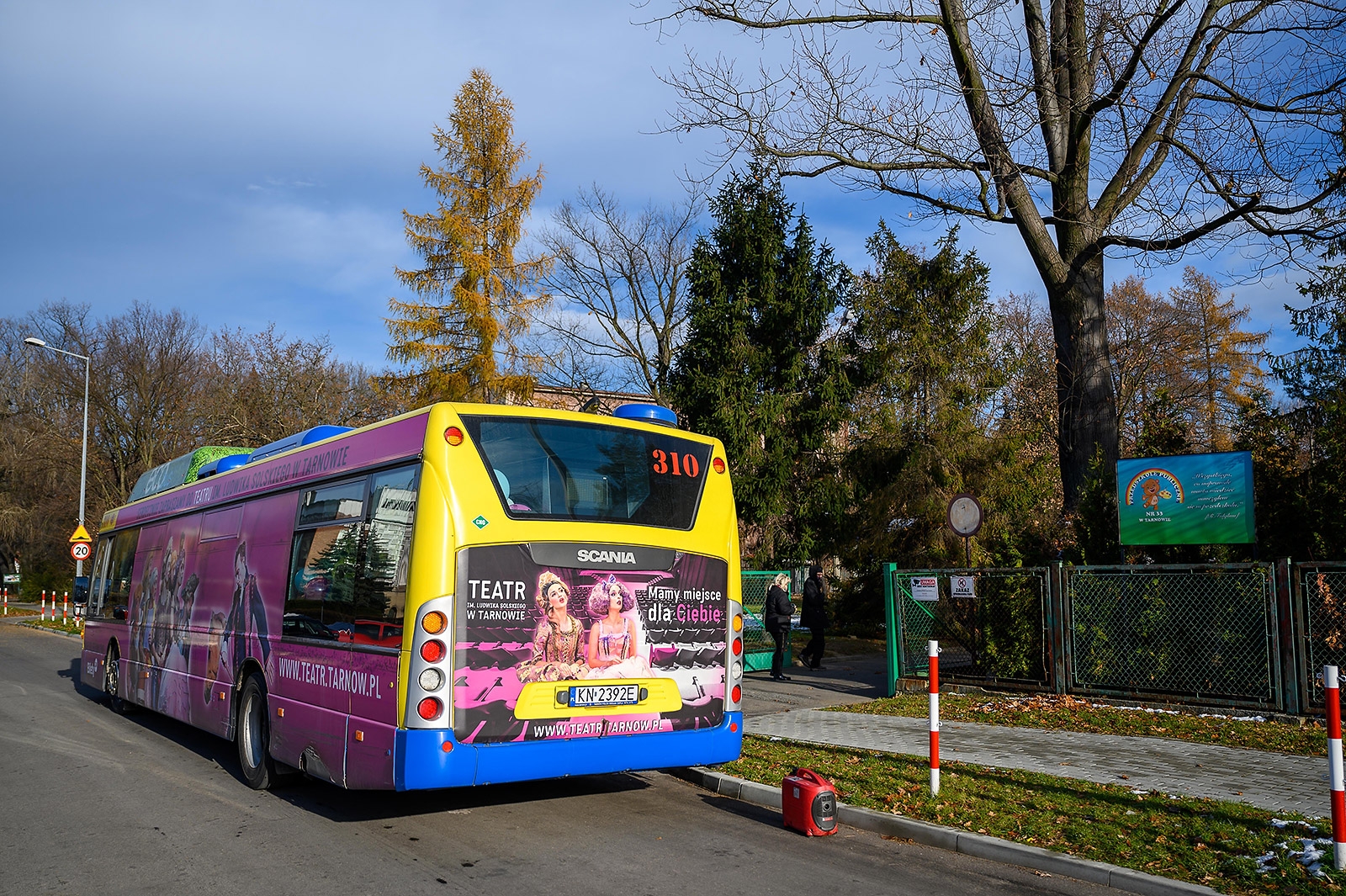 Autobus bajkowo-teatralny odwiedza tarnowskie przedszkola
