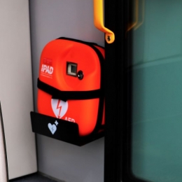 Defibrylator AED zakupiony do autobusów ze środków unijnych