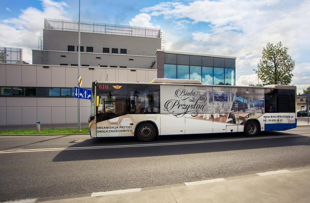Autobus oklejony reklamą